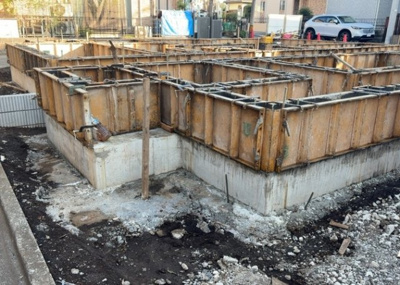 【玄関】 | 古淵新築戸建 | 玄関ポーチにおいて最も重視すべきと言っても良いのが広さです。適切な広さの玄関ポーチでないと外見的なバランスは崩れてしまいますし、何より使いにくくなってしまいますので、現地で実際に下見をしてみましょう！