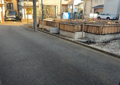 【前面道路含む現地写真】 | 古淵新築戸建 | 住宅用の土地では前面道路に2m以上接していなければならないと法律で定められています。しかし、お持ちの車のサイズやライフスタイルなどにより、2mでは利便が悪い場合もございますので、事前に確認しましょう。