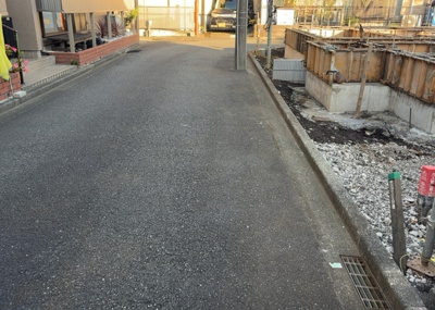 【前面道路含む現地写真】 | 古淵新築戸建 | お持ちの車種によっては前面道路が広い方が便利でしょう。しかし、前面道路が広ければその分交通量が多くなるため、騒音などが気になる場合があります。実際に現地を見学し、周辺交通量や騒音などを確認しましょう！
