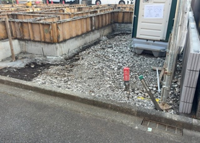 【駐車場】 | 古淵新築戸建 | 駐車場と明記されていても、最小スペースでつくられた駐車場だと大型車は駐車できなかったり、出入りしにくくなったりする可能性があります。お車のサイズと購入したい物件の駐車場のサイズを現地で確認しましょう。