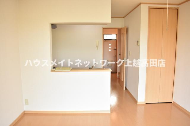 メリープラッツ平成町Ⅲの居間・リビング|LDK13.6帖