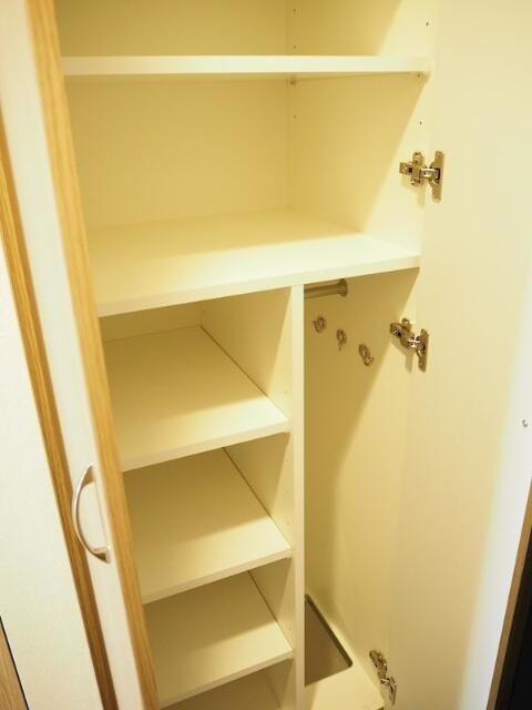 ルーブル三軒茶屋伍番館の収納|こまごまとしたものを収納できそうですね