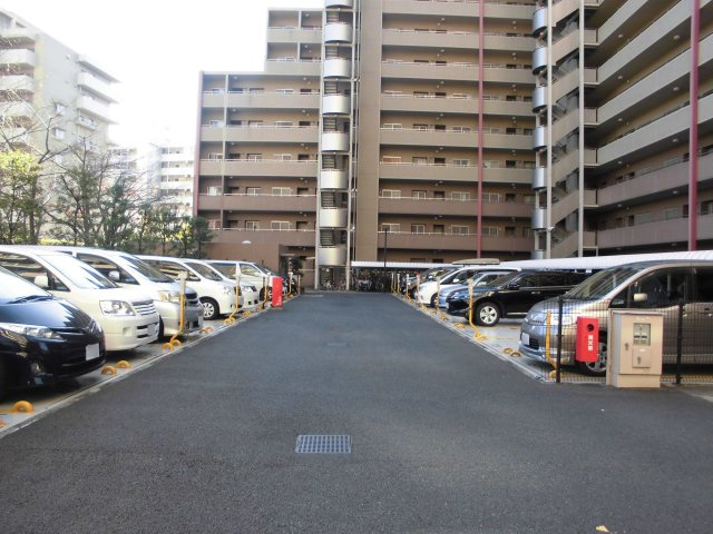 イーストパークス大島セントラルスクエアの駐車場