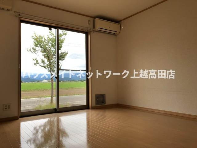 メリープラッツ平成町Ⅳの居間・リビング|LDK13.6帖