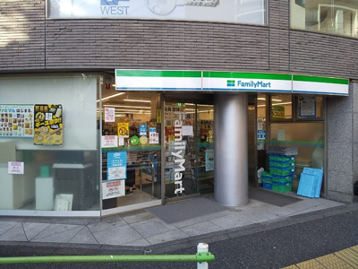 ファミリーマート南青山5丁目店240ｍ