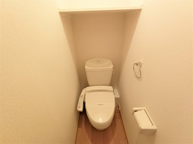 【その他】 | レオパレスいえぷり | トイレには棚が設置されています。