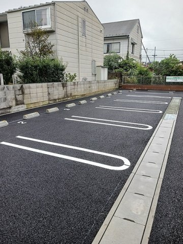 ルミネージュの駐車場