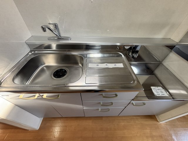 札幌市南区澄川四条２丁目のアパートのキッチン