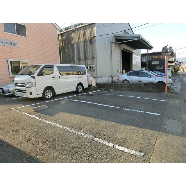 ピュアメゾン西島の駐車場