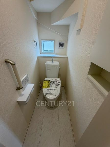 ブルーミングガーデン 前橋市龍蔵寺町3棟　長期優良住宅のトイレ|１階トレイです。
温水シャワー洗浄機能付きです。
手摺り付きです。
