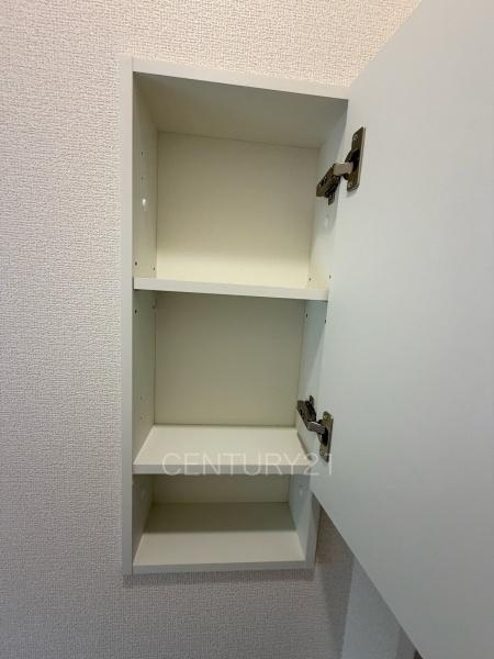 ブルーミングガーデン 前橋市龍蔵寺町3棟　長期優良住宅のトイレ|１階トイレ壁部分に埋め込み収納付き。
ペーパーストックに便利です。