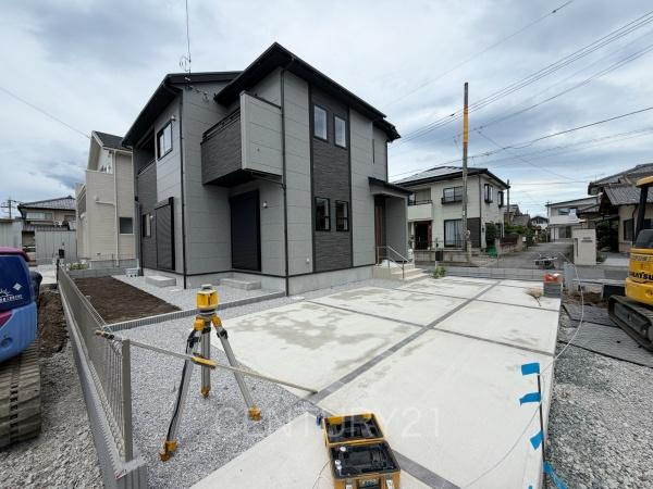 ブルーミングガーデン 前橋市龍蔵寺町3棟　長期優良住宅の前面道路含む現地写真|並列駐車可能な駐車場
