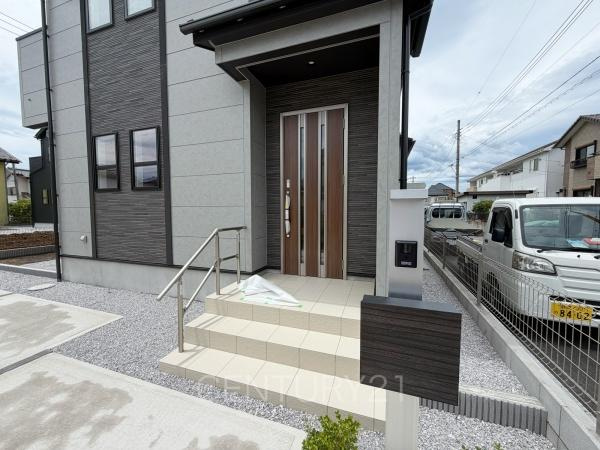 ブルーミングガーデン 前橋市龍蔵寺町3棟　長期優良住宅の玄関|スマートキー付きの玄関。
鍵を探すことなくドアの開閉が可能です。
郵便物を守る鍵付きポストです。
インターホンは録画機能付きで防犯面に優れます。