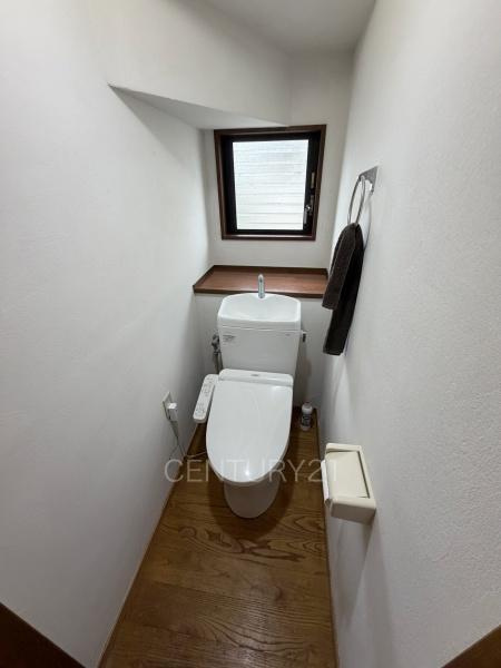 伊勢崎市茂呂町2丁目中古一戸建てのトイレ|温水シャワー洗浄機能付きです。