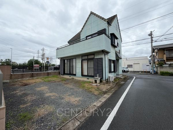 伊勢崎市茂呂町2丁目中古一戸建ての前面道路含む現地写真|並列駐車可能な駐車場