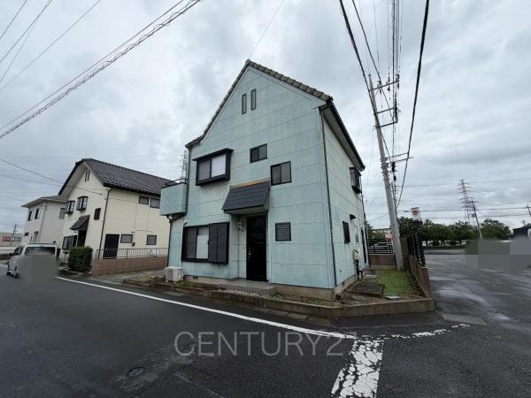 伊勢崎市茂呂町2丁目中古一戸建ての前面道路含む現地写真|角地です。