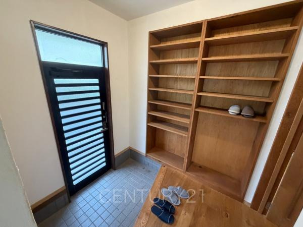 伊勢崎市茂呂町2丁目中古一戸建ての玄関|シューズボックス付きの玄関です。