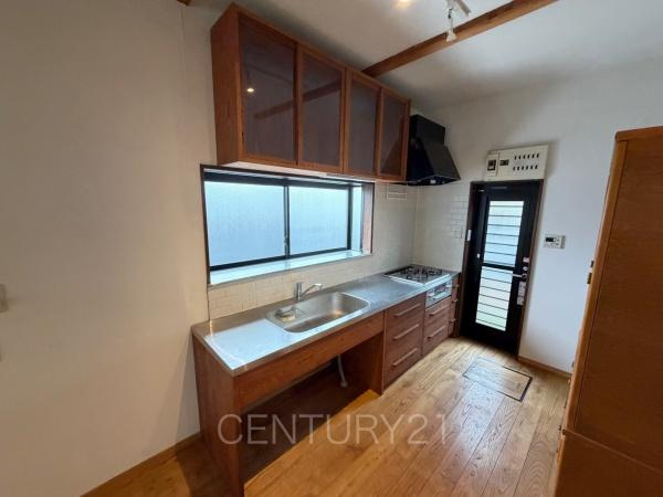 伊勢崎市茂呂町2丁目中古一戸建てのキッチン|窓付きの明るいキッチン
