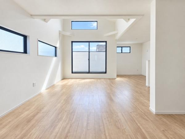 横浜市戸塚区深谷町の新築一戸建の居間・リビング|窓からは明るい光が差し込みます！
電気をつけなくても明るいです。

