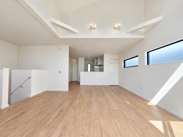 横浜市戸塚区深谷町の新築一戸建の居間・リビング|対面式のキッチンはお料理中でも家族とのお話も弾みます。
