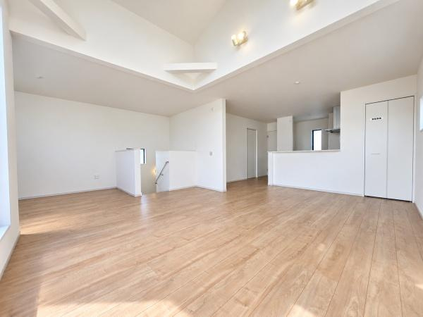 横浜市戸塚区深谷町の新築一戸建の居間・リビング|自慢したくなるリビング！
形も良く家具の配置にも困りません。