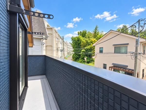 横浜市戸塚区戸塚町の新築一戸建のバルコニー|陽当り良好のバルコニー！
風通しもよく気持ちいいです