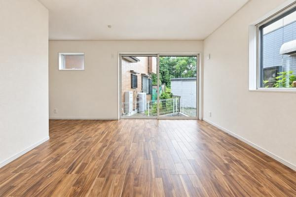 横浜市戸塚区戸塚町の新築一戸建の居間・リビング|家族が自然と集まるリビングは
落ち着きのある空間です♪