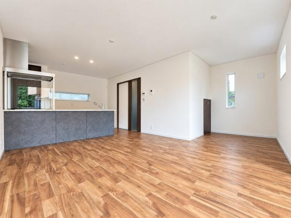 横浜市戸塚区戸塚町の新築一戸建の居間・リビング|対面式のキッチンはお料理中でも家族とのお話も弾みます。
