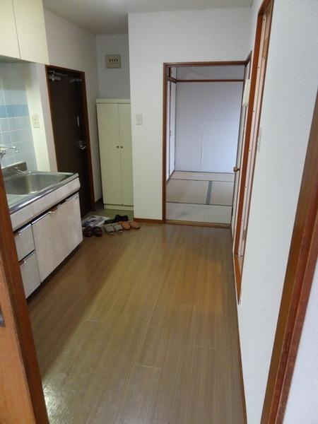 創建泉尾マンションの洋室|★洋室側からキッチンの方へ★