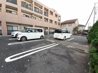 【駐車場】 | グランメゾン　プラム | 駐車場に車を止められます