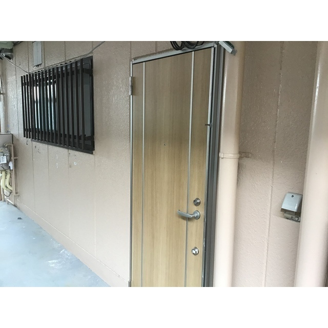 東栄マンションの玄関