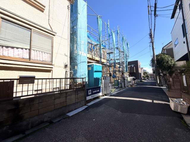 越谷市大里１号棟ミラスモ　新築戸建の外観|いよいよ建物の骨組みが組み上がった上棟の様子。立体的な部屋の広さや天井の高さを体感できます。