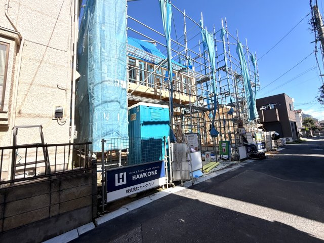越谷市大里１号棟ミラスモ　新築戸建の外観|建物のスケール感が一目でわかる上棟完了現場。窓の位置やバルコニーからの景色もイメージできます。