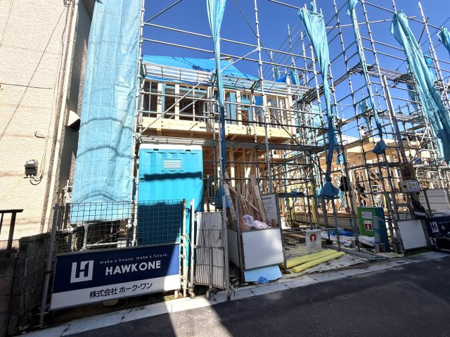 越谷市大里１号棟ミラスモ　新築戸建の外観|建物全体のボリュームが伝わる上棟後の現場。ご家族で実際の広さや天井高を体感してみてください。