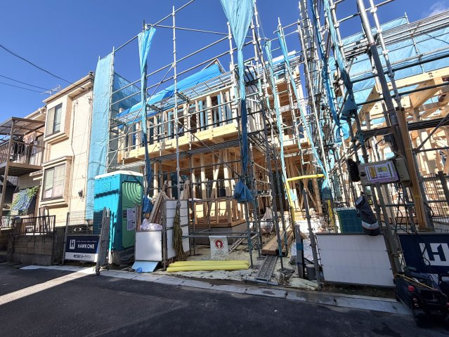 越谷市大里１号棟ミラスモ　新築戸建の外観|木造住宅の力強さを感じる柱のレイアウト。構造計算に基づいた安心の骨組みで施工を続けています。