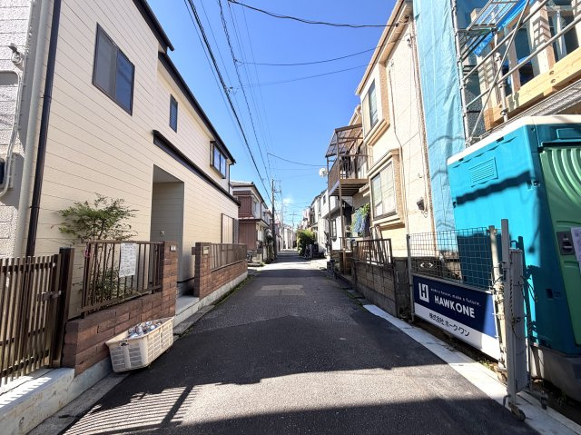 越谷市大里１号棟ミラスモ　新築戸建の前面道路含む現地写真|車通りが穏やかな前面道路。敷地へのアプローチもしやすく、ご家族やゲストを安心して迎え入れられます。