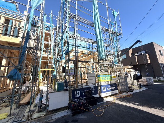 越谷市大里２号棟ミラスモ　新築戸建の外観|晴天のもと無事に上棟を終えた建築現場。ここから断熱材の施工や内装工事へと順次進んでいきます。