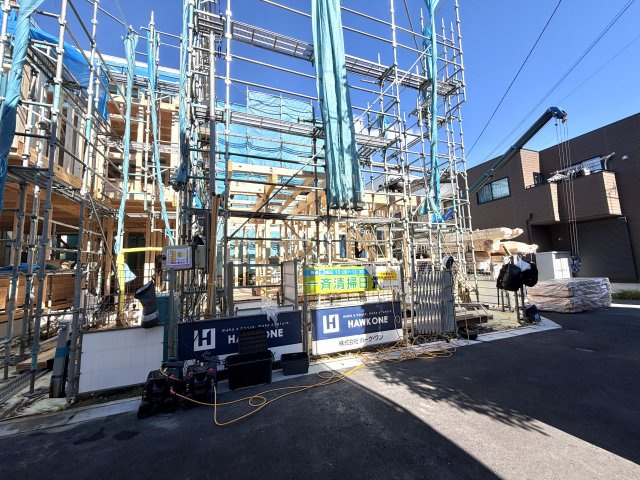 越谷市大里２号棟ミラスモ　新築戸建の外観|木造住宅の力強さを感じる柱のレイアウト。構造計算に基づいた安心の骨組みで施工を続けています。