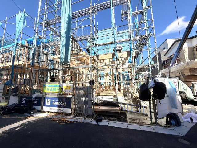 越谷市大里２号棟ミラスモ　新築戸建の外観|建物全体のボリュームが伝わる上棟後の現場。ご家族で実際の広さや天井高を体感してみてください。