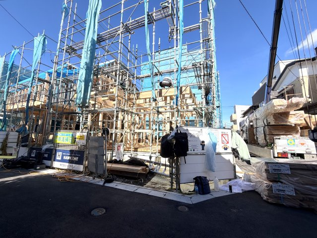 越谷市大里２号棟ミラスモ　新築戸建の外観|木造住宅の力強さを感じる柱のレイアウト。構造計算に基づいた安心の骨組みで施工を続けています。