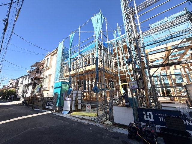 越谷市大里２号棟ミラスモ　新築戸建の外観|建物のスケール感が一目でわかる上棟完了現場。窓の位置やバルコニーからの景色もイメージできます。