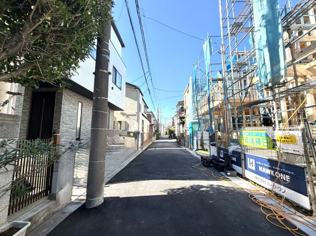 越谷市大里２号棟ミラスモ　新築戸建の前面道路含む現地写真|車の取り回しや駐車がしやすい２方接道。ご家族用と来客用でアプローチを分けるなどの工夫も可能です。