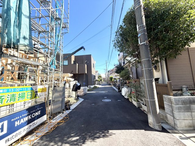 越谷市大里２号棟ミラスモ　新築戸建の前面道路含む現地写真|角地ならではの圧倒的な開放感と採光性が魅力。隣家との密着感が少なく、プライバシーも確保しやすいです。