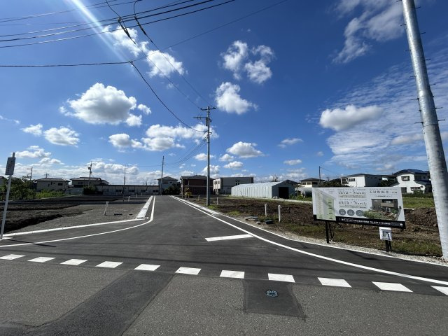新築　佐波郡玉村町板井　LIGNAGE　7号棟の前面道路含む現地写真|現地写真　西側接道幅員約6ｍ　北側接道幅員約5.5ｍ　	