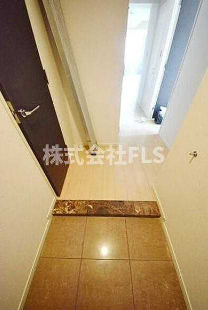 中央区日本橋箱崎町の賃貸マンションの玄関