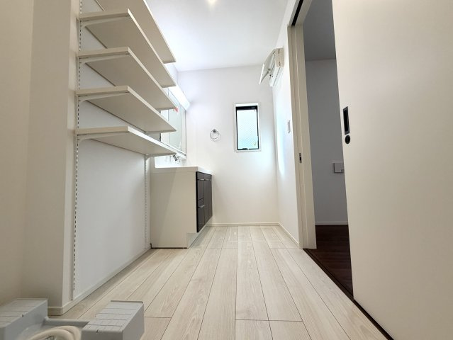 越谷市大竹１号棟　新築戸建の脱衣所|洗濯機を置いてもゆとりのある脱衣所。風通りも良くカビ予防や換気がしやすい清潔な空間です。