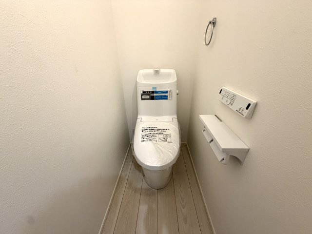 越谷市大竹１号棟　新築戸建のトイレ|温水洗浄・暖房便座機能付きで寒冷期も快適。一年を通して心地よく利用できる衛生的な空間です。