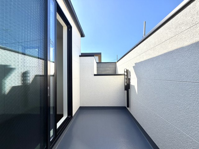越谷市大竹１号棟　新築戸建のバルコニー|日当たりが良く洗濯物がよく乾くバルコニー。布団干しにも十分な広さがあります。