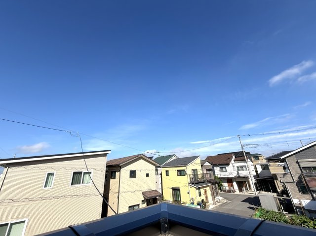 越谷市大竹１号棟　新築戸建の展望|抜けた眺望が室内にあたたかな光と開放感をもたらし、住まい全体を明るく演出してくれます。
