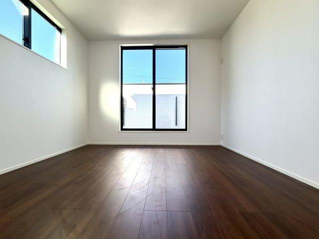 越谷市大竹１号棟　新築戸建の洋室|リビングから少し離れた静かな洋室。夜も周囲の音を気にせず、ゆっくりと休むことができる寝室です。